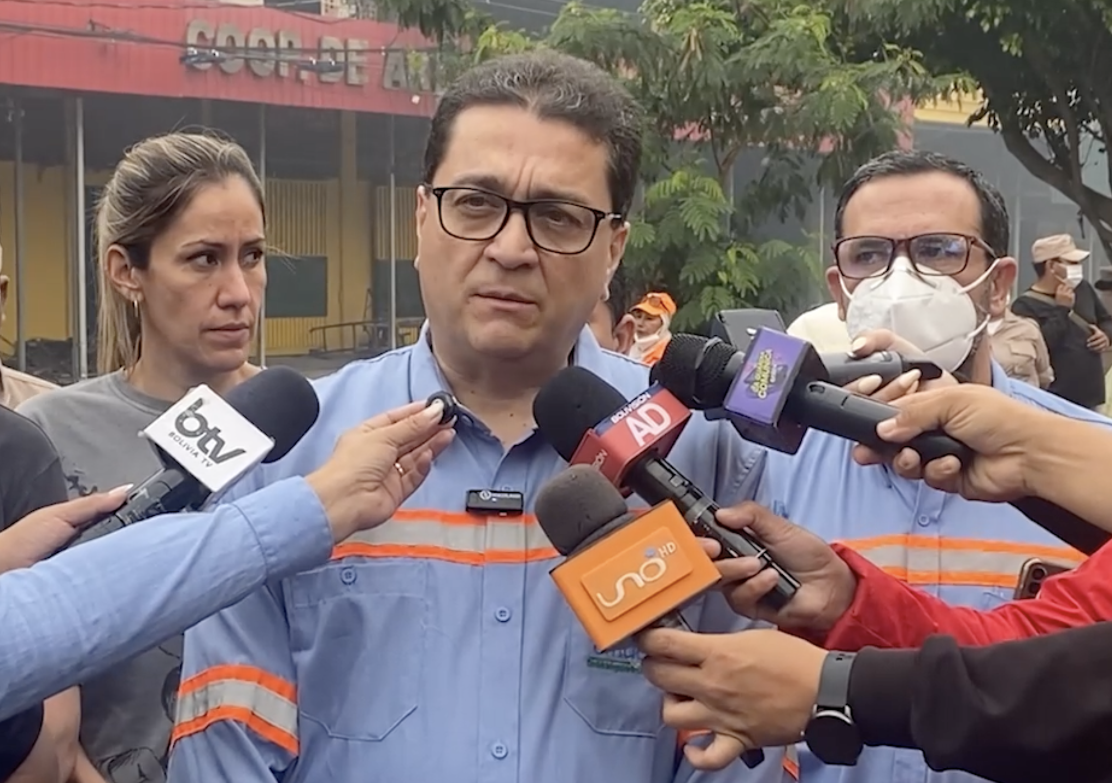 Imagen de noticia: Emacruz despliega equipo permanente para apoyar la atención del incendio en la feria barrio lindo